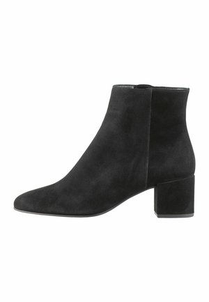 Stivale alla caviglia in suede nero con punta affusolata e tacco a blocco. Texture liscia con cuciture minime e senza dettagli hardware visibili.
