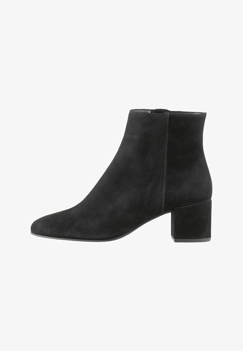 Czarny zamszowy botek do kostki z szpiczastym noskiem i blokowym obcasem. Gładka faktura z minimalnym szwem i bez widocznych detali metalowych.