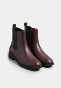 Bottines en cuir bordeaux avec des panneaux élastiques latéraux noirs, bouts ronds et languettes de tirage, dotées d'un petit talon carré et d'une semelle texturée.
