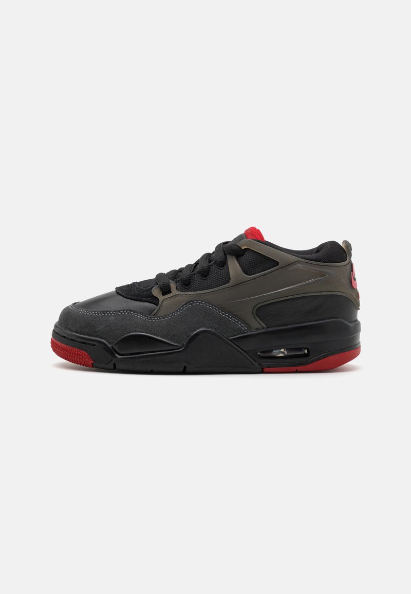 Svarte og grå sneakers med gummisåle, teksturert overdel, røde detaljer og synlig luftputeenhet. Har runde lisser og en strukturert design.