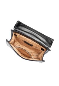 Czarna skórzana kopertówka o gładkiej fakturze, z beżowym wnętrzem ozdobionym nadrukowanym wzorem "WITTCHEN", kieszenią na suwak i otwartą przegrodą.