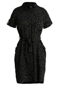 Abito camicia a maniche corte in verde scuro con stampa leopardata nera, con bottoni sul davanti, cintura da annodare in vita e due tasche laterali. Tessuto morbido.