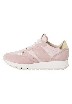 Sneakers in suede rosa con accenti bianchi, hardware argentato e suola imbottita. Presentano un design perforato e chiusura con lacci.