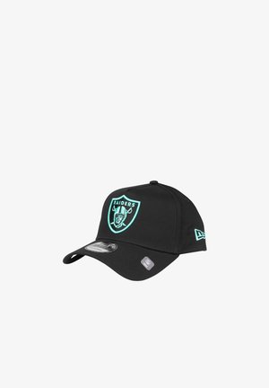 Casquette de baseball noire avec logo Raiders teal sur le devant et logo New Era teal sur le côté, avec visière incurvée et autocollant NFL sur la visière.
