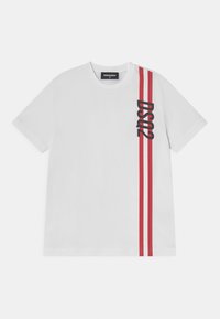 Witte T-shirt met korte mouwen, voorzien van twee verticale rode strepen en zwarte "DSQUARED2" tekst aan de rechterkant.