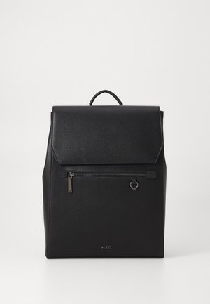 Sac à dos noir en simili cuir avec un design structuré, rabat supérieur, poche zippée à l'avant et motif en relief subtil. Comprend une poignée supérieure.
