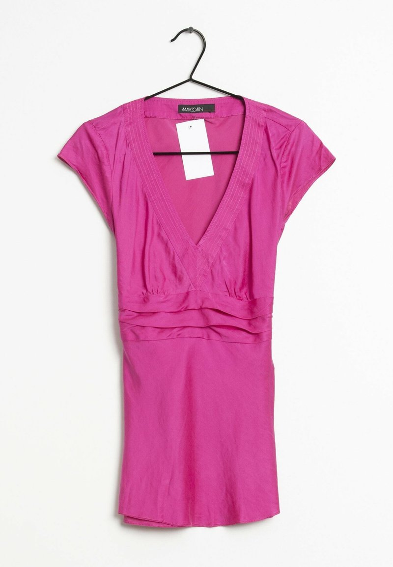 Pink dress with a V-neck and short sleeves, featuring pleated detailing at the waist. Made of smooth fabric, it hangs on a black hook.