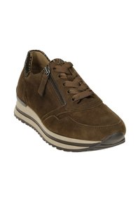 Bruine suède sneaker met vetersluiting aan de voorkant en een zijrits. Getextureerde accenten bij de hiel. Voorzien van een gevoerde zool en een contrasterende middenzool.