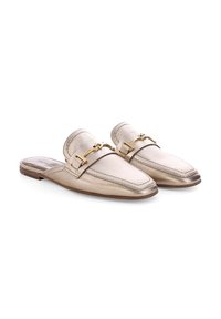 Metallisch goldene Slipper mit glatter Textur, spitzem Zehenbereich, dekorativem Riemen und goldfarbener Hardware-Akzentuierung. Flache Sohle.