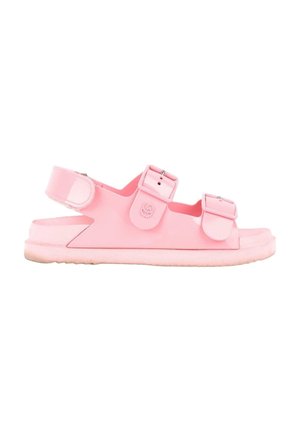 Sandale rose à bout ouvert avec deux sangles réglables à boucle et une bride arrière sur fond blanc.