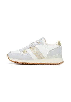 Weißer und grauer Sneaker mit goldenen Akzenten und Gummisohle, mit dem Text "NAPAPIJRI" auf dem seitlichen Panel, von der Außenseite betrachtet.