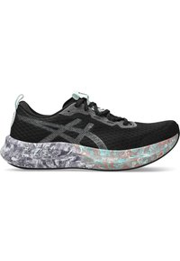 Chaussure de course noire et grise avec dessus en mesh, lacets noirs, languette de talon blanche et bleu clair, et semelle rembourrée marbrée grise et bleu sarcelle.