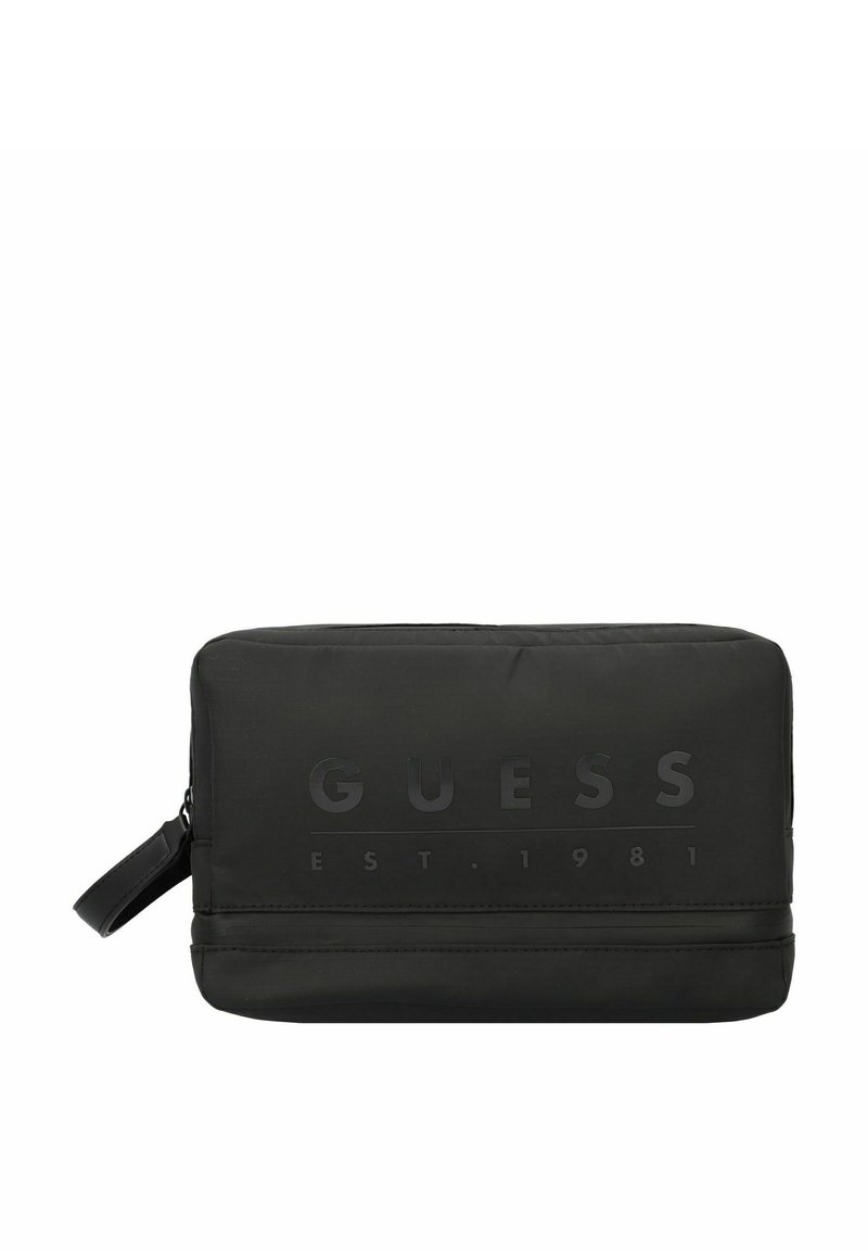 Zwarte nylon toilettas met een gladde textuur, reliëf "GUESS" logo, ritssluiting en een handvat aan de zijkant voor gemakkelijk transport.