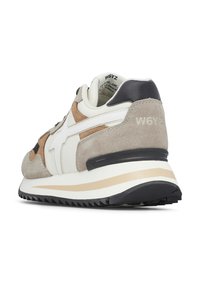 Sneaker in suede beige, bianco e grigio con suola nera, striscia bianca sulla mezze suole e marchio "W6YZ" sul tallone e all'interno della linguetta.