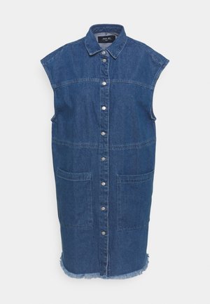 Vestido sin mangas de mezclilla en azul oscuro con botones en la parte delantera, dos bolsillos frontales y un dobladillo deshilachado. Presenta un cuello clásico y un diseño estructurado.