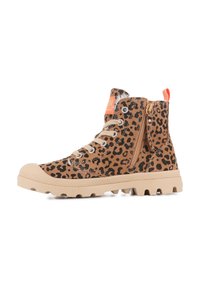 Bottines chelsea à motif léopard brun avec semelles en caoutchouc beige, œillets en métal et fermeture éclair sur le côté. Présente un design à lacets et une languette de traction.