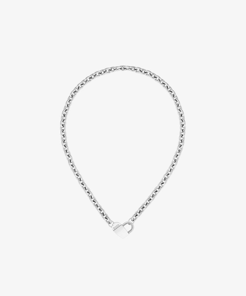 Sølv kæderek halskæde med sammenkoblede ovale led, der har en hjerteformet lås i midten. Glat, poleret overflade.