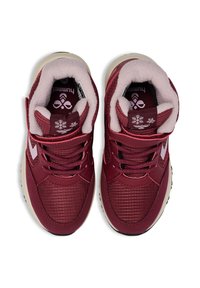 Burgundowe sneakersy mają teksturowaną górę z materiału, miękką podszewkę i wzmocniony czubek. Ikoniczne logo oraz wzór płatków śniegu na języku.