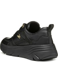 Sneaker in pelle nera con suola spessa e testurizzata, presenta dettagli in metallo dorato e un collo imbottito per maggiore comfort.