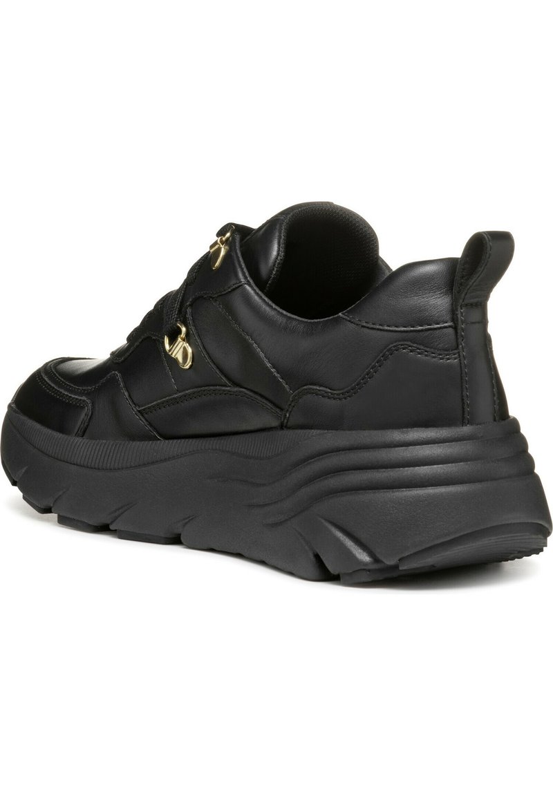 Czarne skórzane trampki z masywną, teksturowaną podeszwą, z złotymi akcentami i wyściełanym kołnierzem dla komfortu.