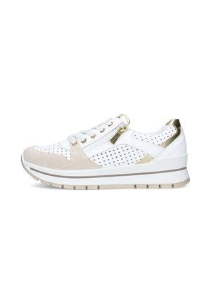 Sneaker bianca e beige con lati perforati, dettagli dorati, cerniera laterale, lacci e suola spessa.