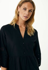 Svart knäppt klänning med V-ringning, 3/4 ärmar med broderad detalj och en draperad midja för en avslappnad passform. Mjuk tygkänsla.