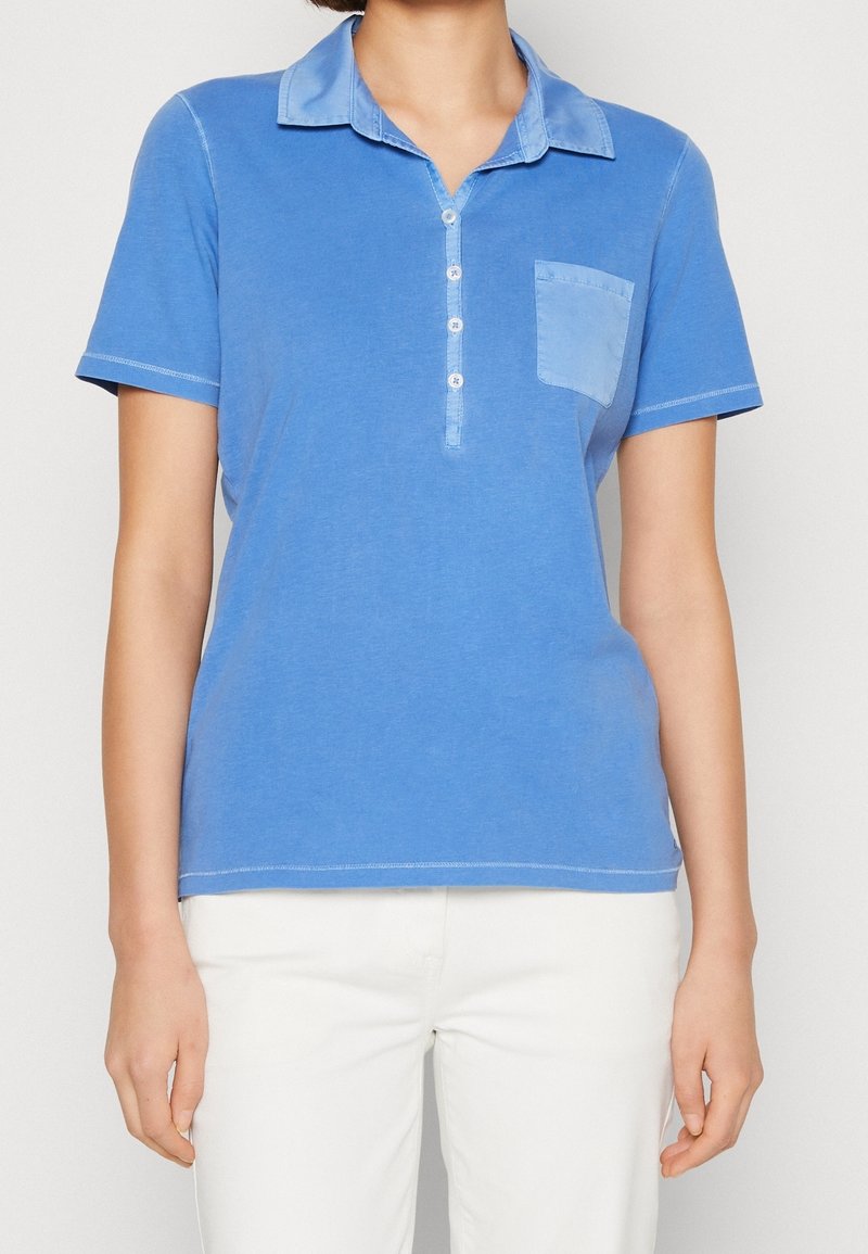 Kortärmad blå polo-shirt i bomull, med krage, fem-knappsstängning och bröstficka med kontrasterande tyg.