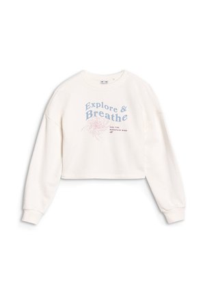 Biała krótka bluza z długim rękawem z niebieskim i różowym napisem "Explore & Breathe, Feel the Mountain Wind" na przodzie.