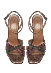 Sandalias de tacón alto con tiras, que presentan cuero texturizado en tonos marrón, burdeos y verde. Punta cuadrada y tiras delgadas en el tobillo. Plantilla suave color beige.