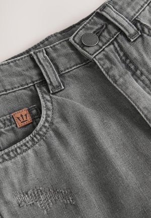 Grå denimshorts med standard taljebånd, knaplukning og en tekstureret lap på frontlommen. Har syningsdetaljer.