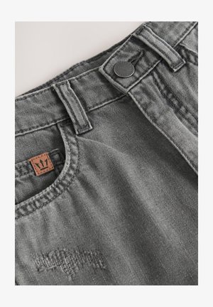 Pantalones cortos de mezclilla gris con una pretina estándar, cierre de botón y un parche texturizado en el bolsillo delantero. Presentan detalles de costura.