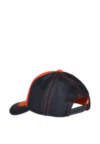 Gorra de malla negra con acentos naranjas, visera curva, correa ajustable de plástico y detalles de costura en contraste.