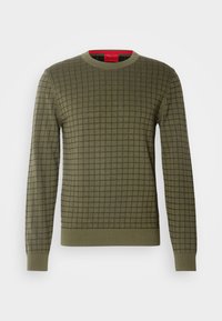 Pull en maille vert olive à manches longues avec un motif à carreaux subtil et des poignets et une base côtelés.