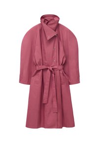 Lange roze trenchcoat met brede schouders, drukknopen aan de voorkant en een bijpassende stoffen riem gestrikt in de taille.