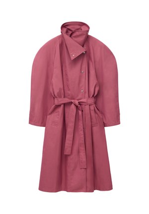 Long trench-coat rose avec de larges épaules, boutons-pression devant, et une ceinture en tissu assortie nouée à la taille.