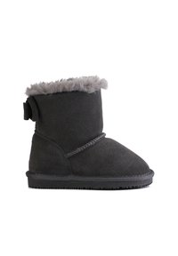 Stivaletti alla caviglia in suede grigio con una morbida fodera in pelliccia grigia, suola piatta in gomma, dettaglio decorativo intrecciato e un piccolo fiocco sul retro.