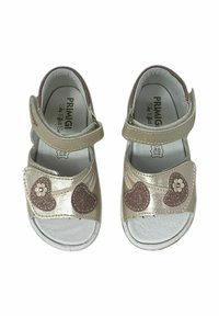 Sandali beige per bambini con dettagli a forma di cuore, chiusura con strap in velcro, materiale lucido e plantare testurizzato. Realizzati in pelle.