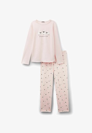 Hellrosa langärmeliger Schlafanzug mit Schafmotiv; das Oberteil zeigt drei Schafe und den Text „Counting Sheep, time to sleep.“