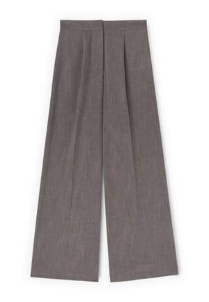 Pantaloni gri cu picioare largi, cu pliuri și material subtil texturat, așezați pe fundal alb.