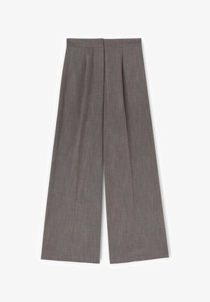 Pantaloni gri cu picioare largi, cu pliuri și material subtil texturat, așezați pe fundal alb.