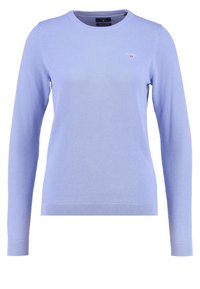 Jasnoniebieski sweter wykonany z teksturowanej dzianiny. Posiada okrągły dekolt oraz długie rękawy, z małym logo na piersi.