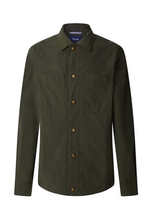 Camisa de botones de manga larga color verde olivo, hecha de algodón, con dos bolsillos en el pecho y botones marrones sobre una tela lisa.