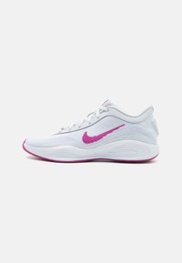 Hvid atletisk sko med pink accenter, struktureret mesh-overdel og gummisål. Har et fremtrædende pink Nike-logo og polstret krave.