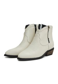 Botines de cuero blanco hasta el tobillo con punta afilada, cremallera lateral, superficie texturada y detalles de costura sutil; tacón bajo y apilado.