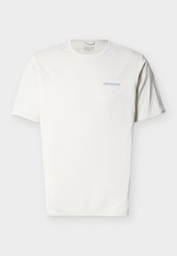 Λευκό κοντομάνικο T-shirt με στρογγυλή λαιμόκοψη και μικρό ανοιχτό μπλε λογότυπο "patagonia" στο αριστερό στήθος, απλωμένο επίπεδα σε ανοιχτό γκρι φόντο.