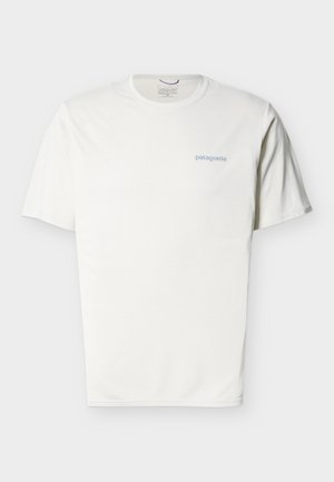 Λευκό κοντομάνικο T-shirt με στρογγυλή λαιμόκοψη και μικρό ανοιχτό μπλε λογότυπο "patagonia" στο αριστερό στήθος, απλωμένο επίπεδα σε ανοιχτό γκρι φόντο.