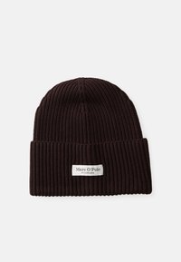 Gorro de punto marrón oscuro con textura acanalada y con un dobladillo. Presenta una etiqueta blanca con "Marc O'Polo" y la ubicación de la fundación.