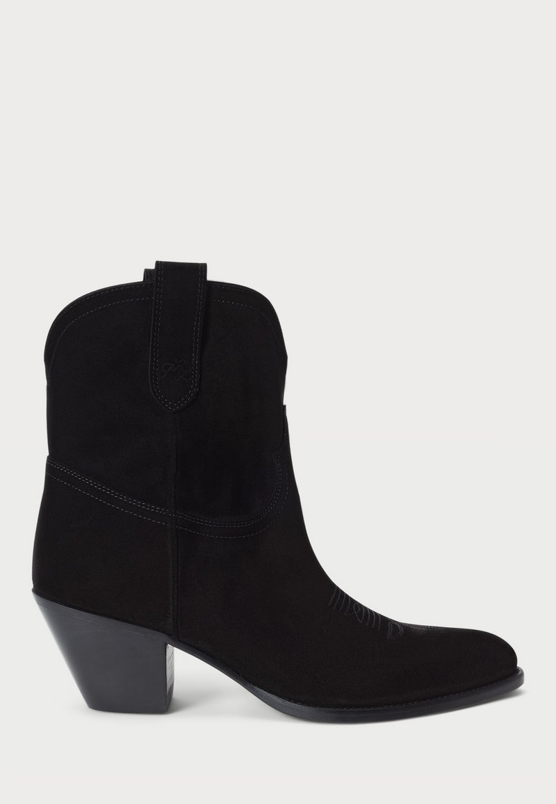 Botte de cowboy en suède noir avec un bout pointu, un pointillé décoratif, une languette et un talon effilé. Texture lisse et design élégant.