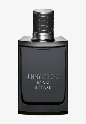 Bottiglia di colonia rettangolare grigio scuro con etichetta "Jimmy Choo Man Intense" e tappo cilindrico nero e argento texturizzato.