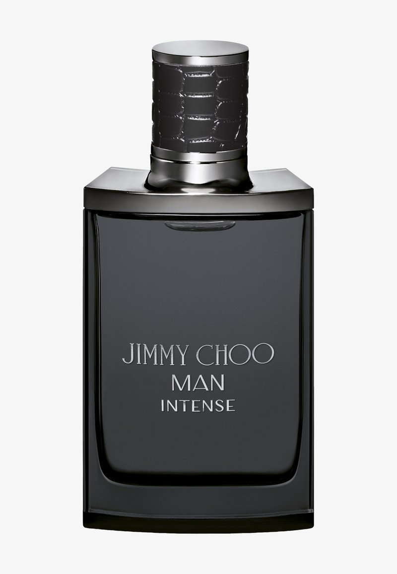 Flacon rectangulaire gris foncé de cologne étiqueté "Jimmy Choo Man Intense" avec un bouchon cylindrique texturé noir et argenté.